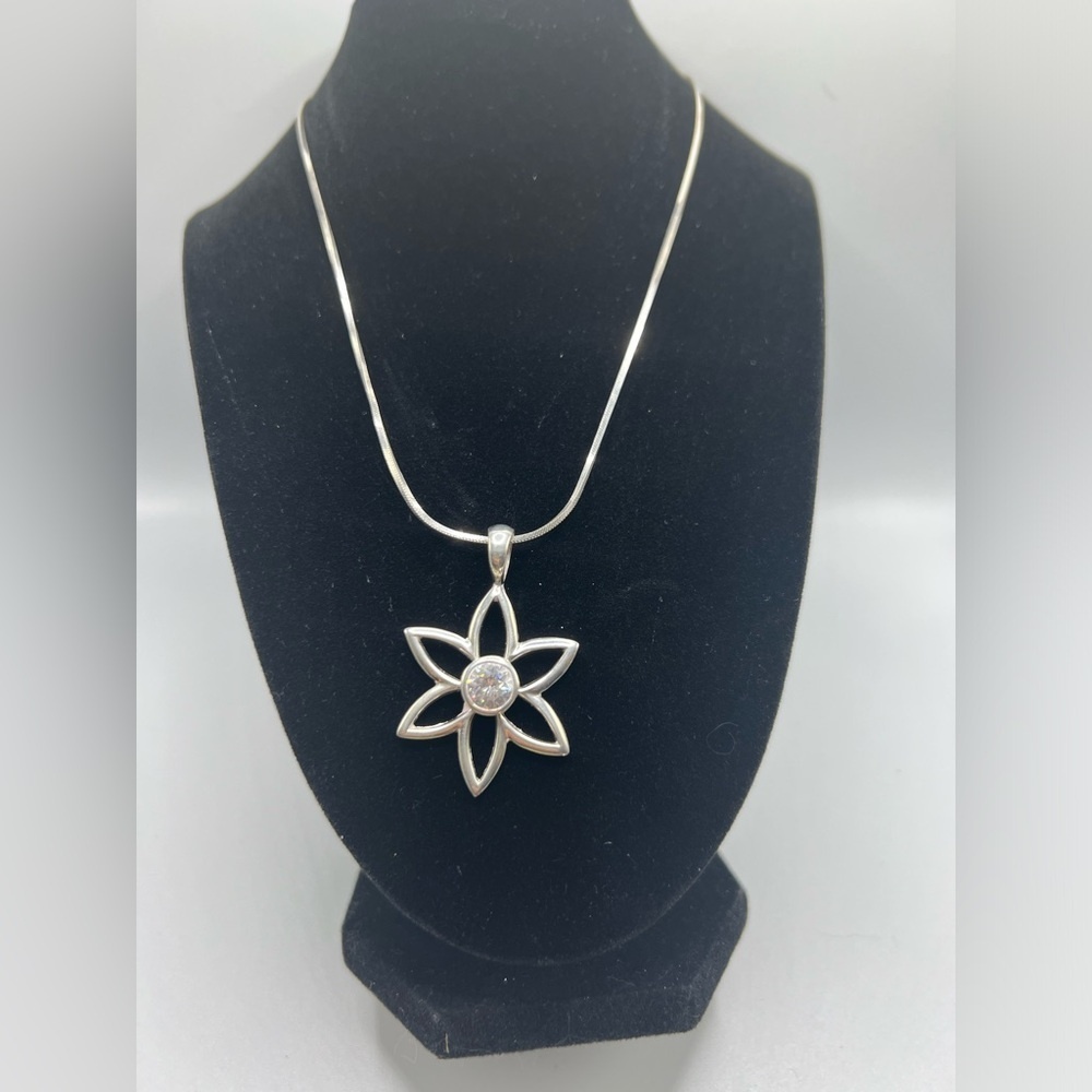 Silpada 925 sterling silver CZ Daisy Flower Floral Necklace Pendant S1195